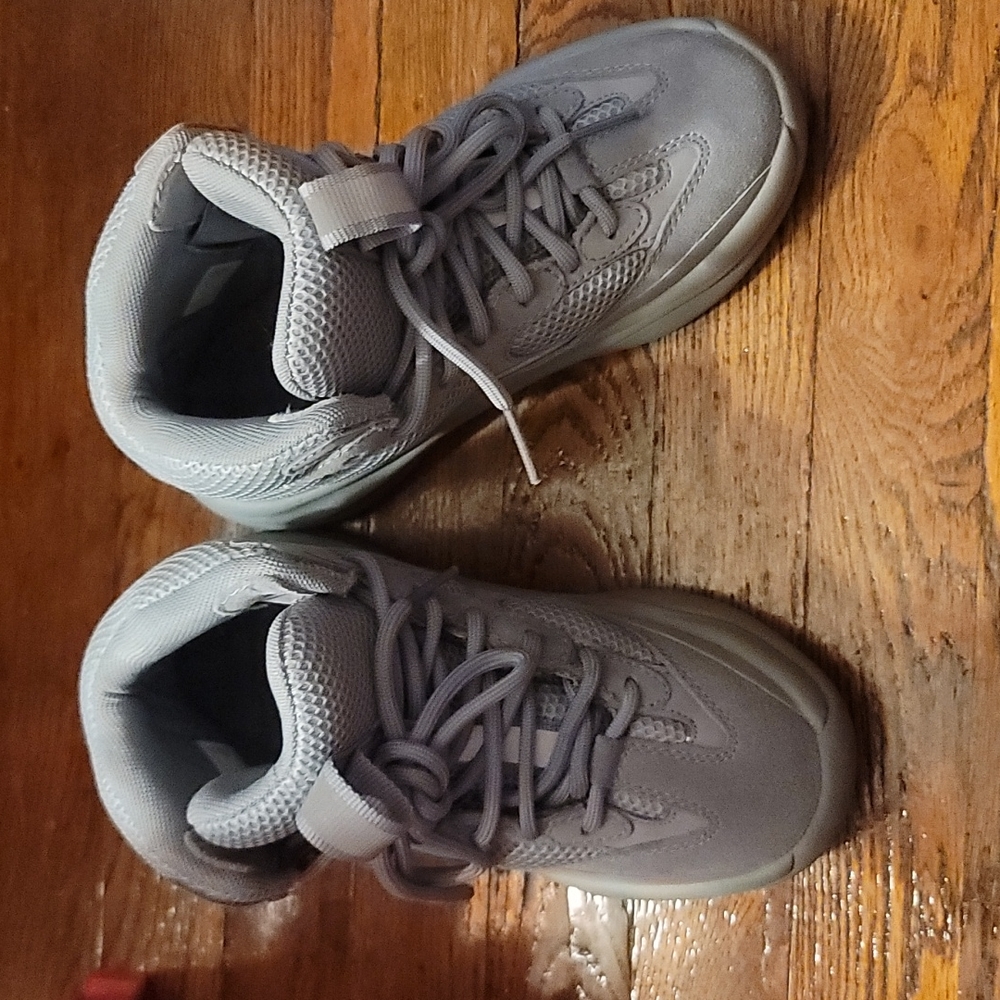 Season 7 yeezys blue size 6